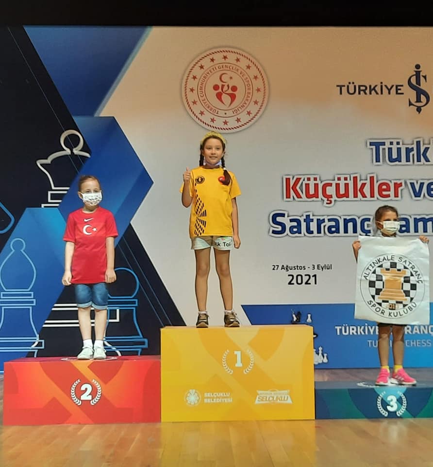 Küçükler ve yıldızlar kategorilerinde Selçuklu Kongre Merkezinde gerçekleşen Satranç Türkiye Şampiyonasında, Denizlili sporculardan Irmak Somyürek 7 Yaş kızlar kategorisinde Türkiye Şampiyonu oldu. 18 yaş Kızlarda ise İlayda Kaygısız yarışmayı gümüş madalya ile tamamladı. 