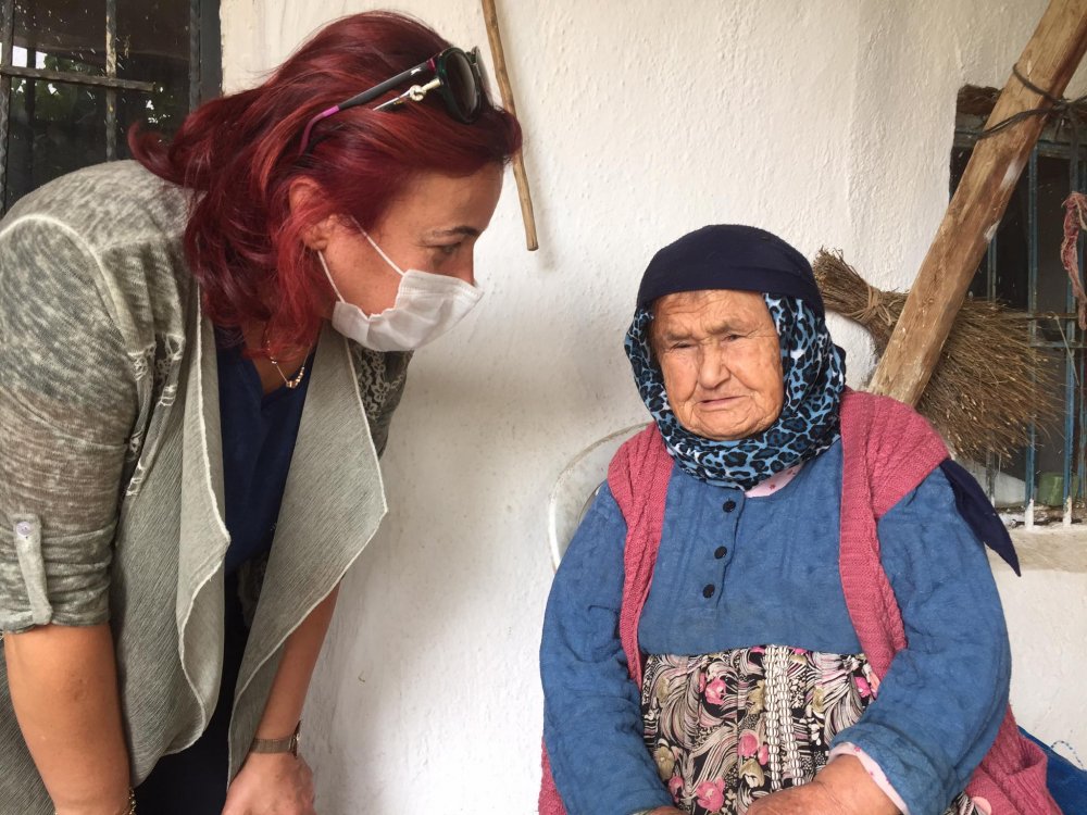 İlçe Başkanı Çakmakçı, Gözleri Görmeyen Kadının Yardımına Koştu