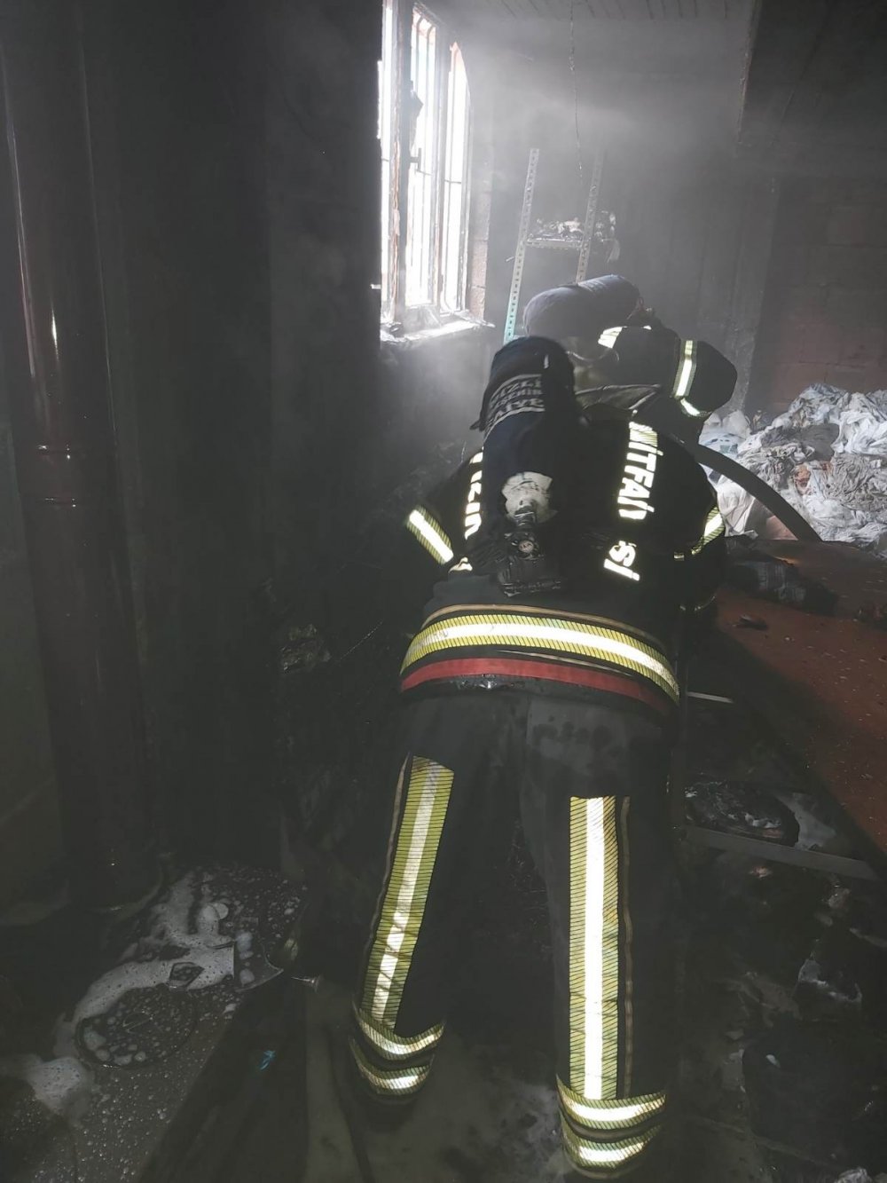 Yangında işyerinde mahsur kalan kişiyi polis ekipleri kurtardı