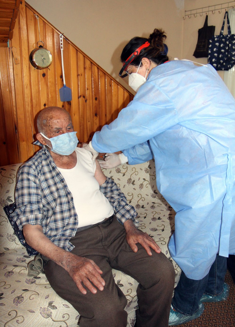 94 Yaşındaki Nuri Güler Koronavirüs Aşısının İlk Dozunu Yaptırdı