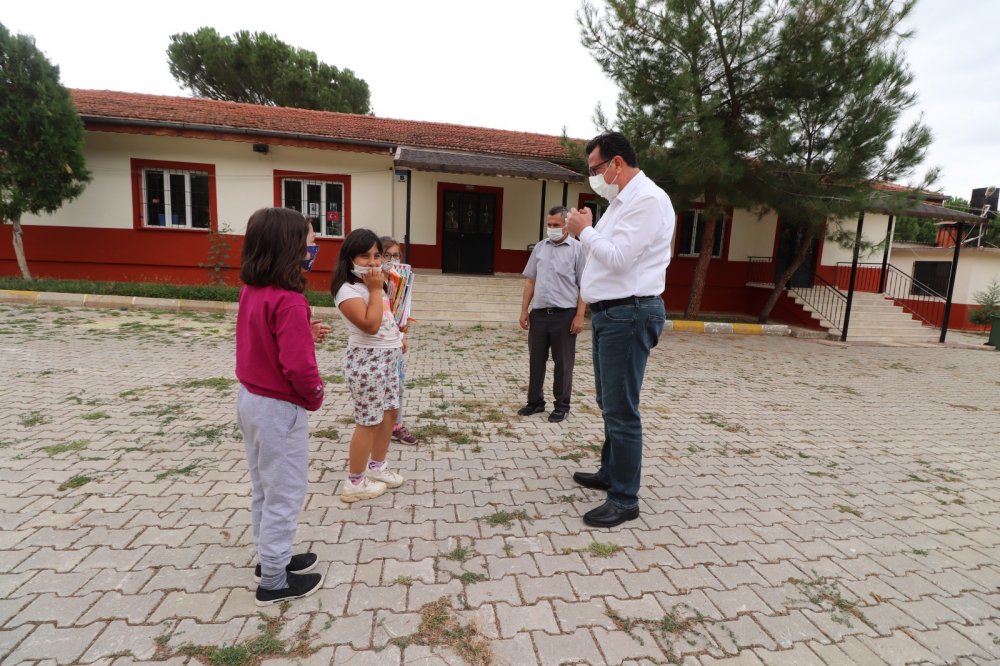 Zeybekci'den Köyünde Okuduğu Okula Vefa