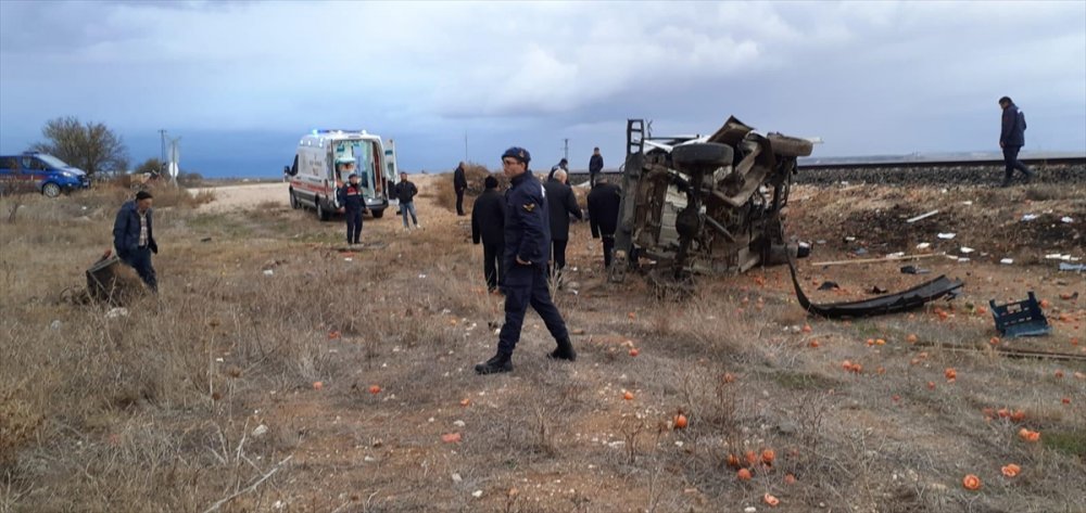 Eskişehir - Denizli seferini yapan tren kamyona çarptı: 1 ölü, 2 yaralı