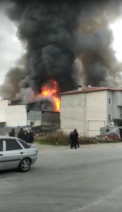 Denizli'de Korkutan Fabrika Yangını! Çok Sayıda Ekip Sevk Edildi