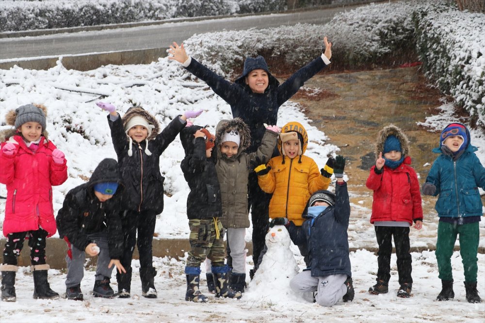 Denizli'de çocukların kar sevinci