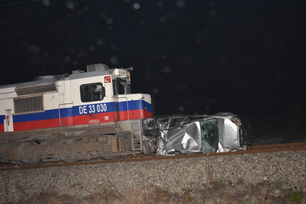 İzmir-Denizli seferini yapan treninin çarptığı otomobil sürücüsü öldü