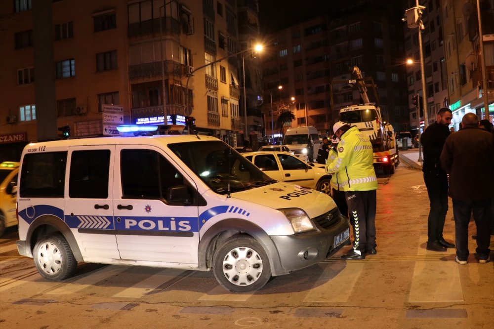 Denizli'de otomobil ile polis aracı çarpıştı: 2'si polis 3 kişi yaralandı