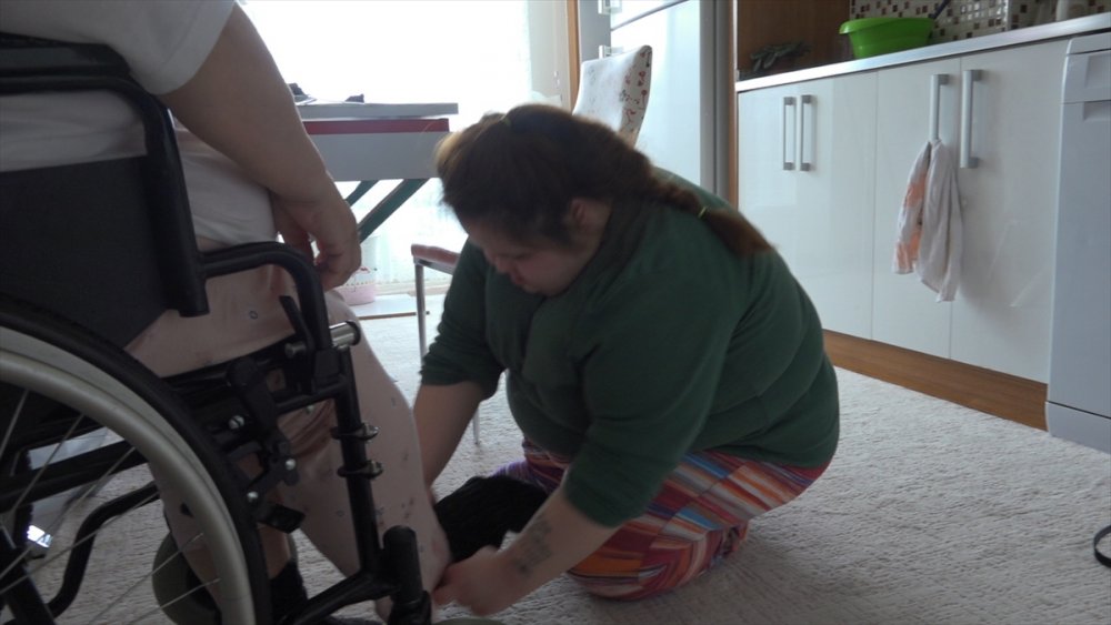 Down sendromlu Petek bedensel engelli annesinin eli ayağı oldu
