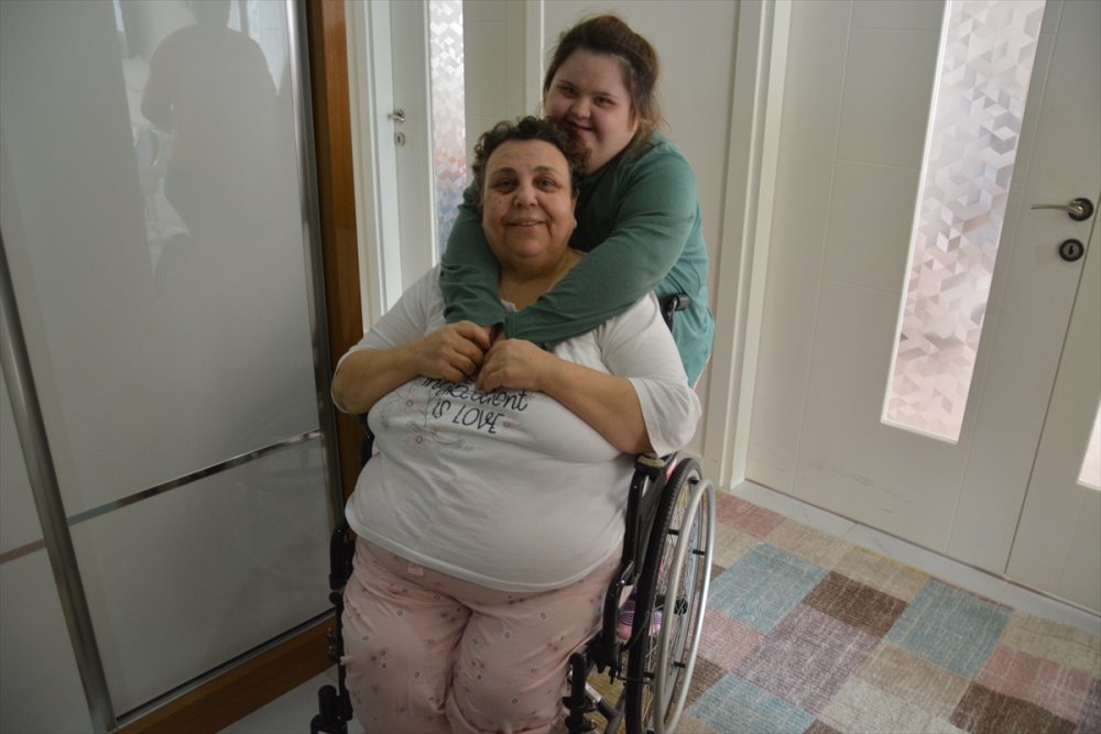 Down sendromlu Petek bedensel engelli annesinin eli ayağı oldu
