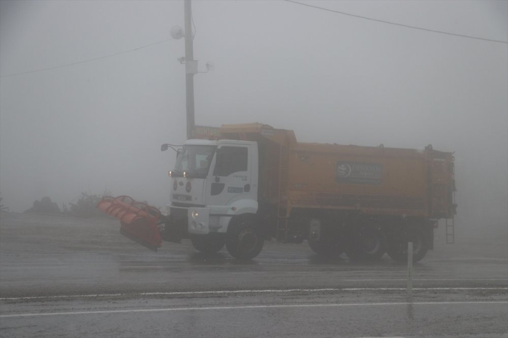 Denizli'de kar ve sis kara yolunda ulaşımı aksatıyor