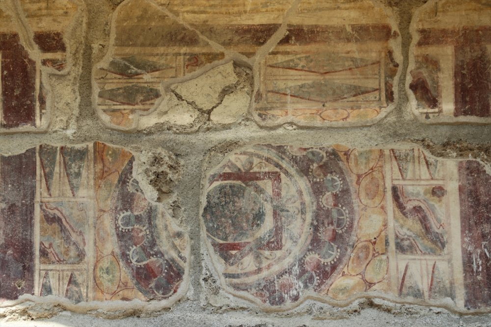 Denizli'deki Laodikya Antik Kenti'nde 1750 yıllık freskli travertenler ayağa kaldırıldı