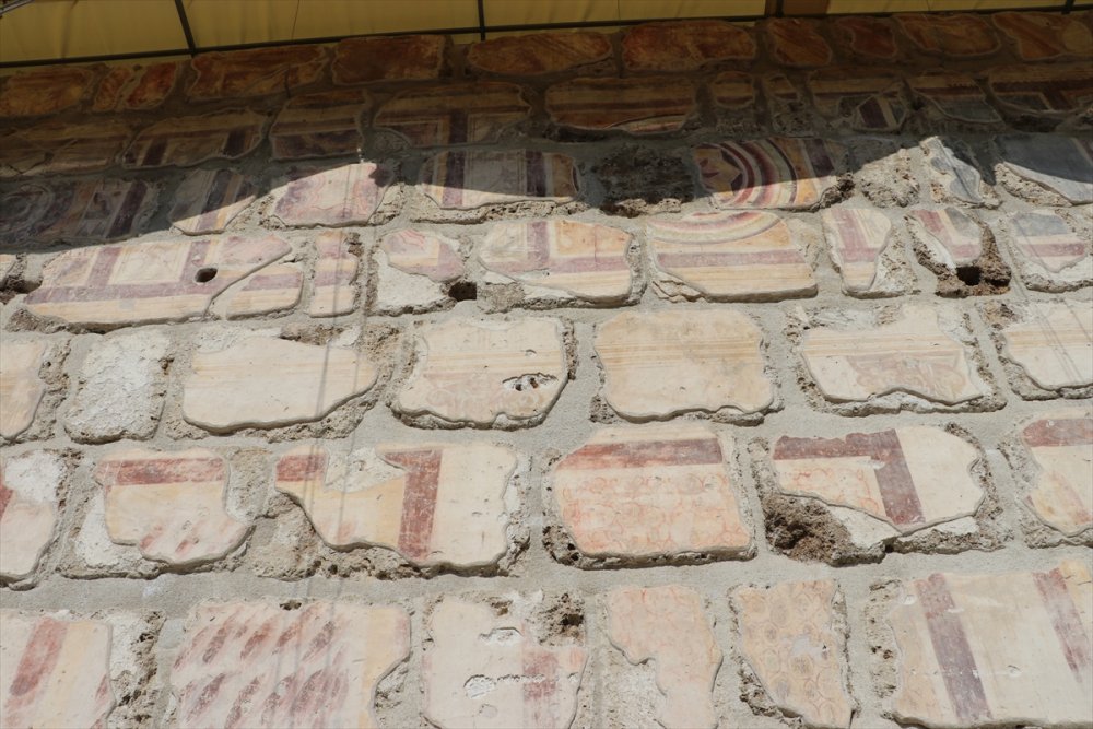 Denizli'deki Laodikya Antik Kenti'nde 1750 yıllık freskli travertenler ayağa kaldırıldı