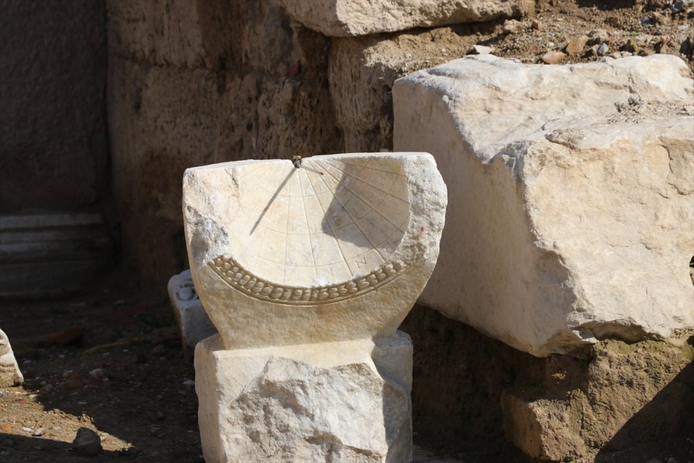 Laodikya'da 2 bin yıllık güneş saati bulundu