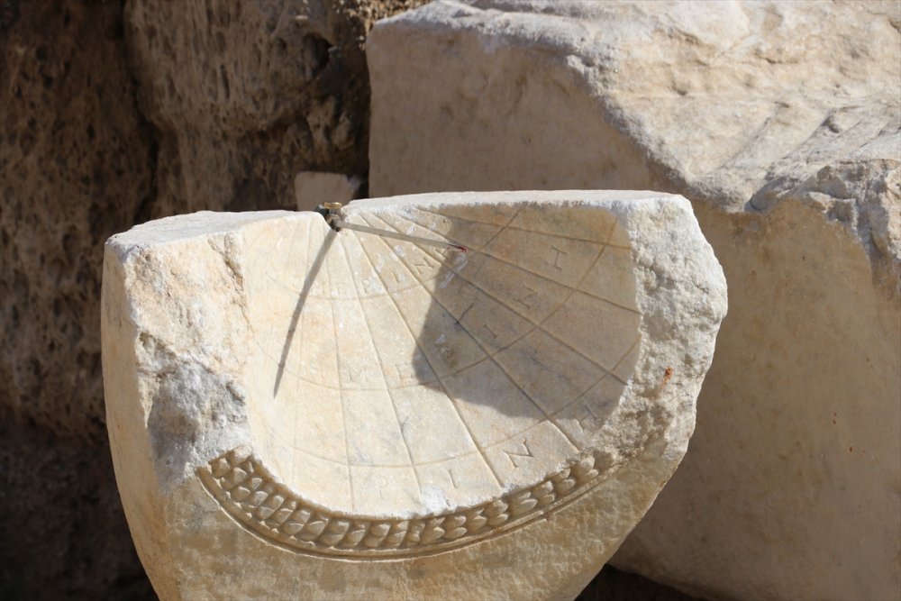 Laodikya'da 2 bin yıllık güneş saati bulundu