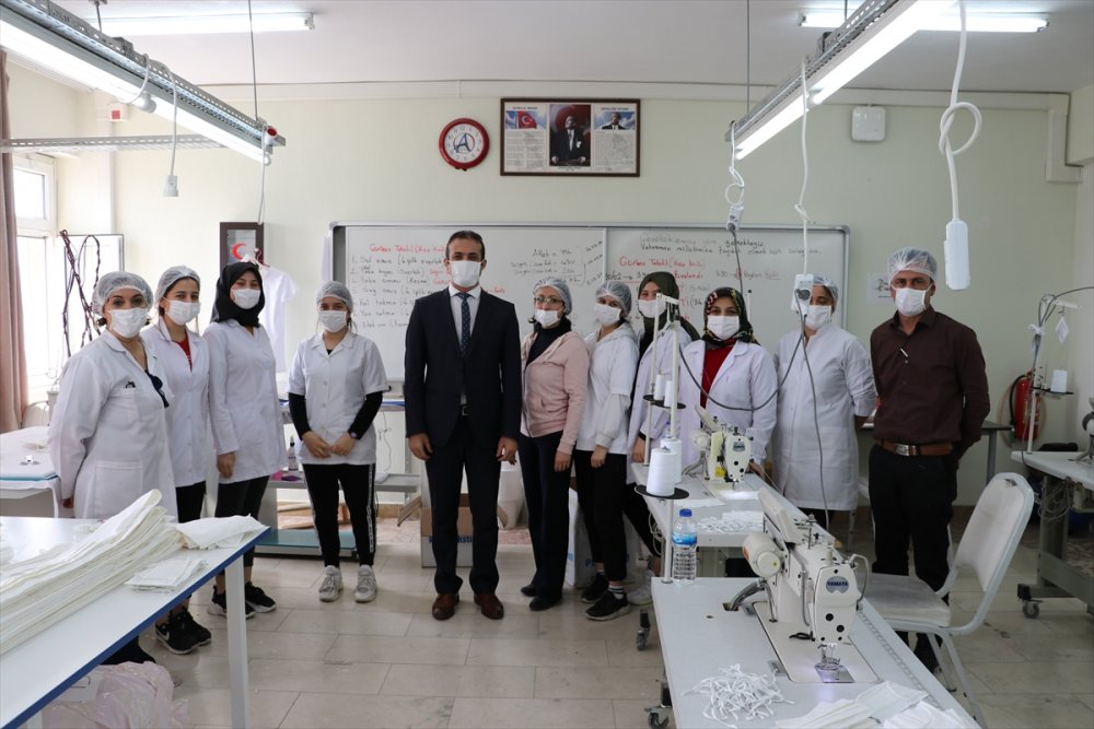 Denizli'de öğretmen ve öğrenciler yıkanabilir maske üretimine başladı