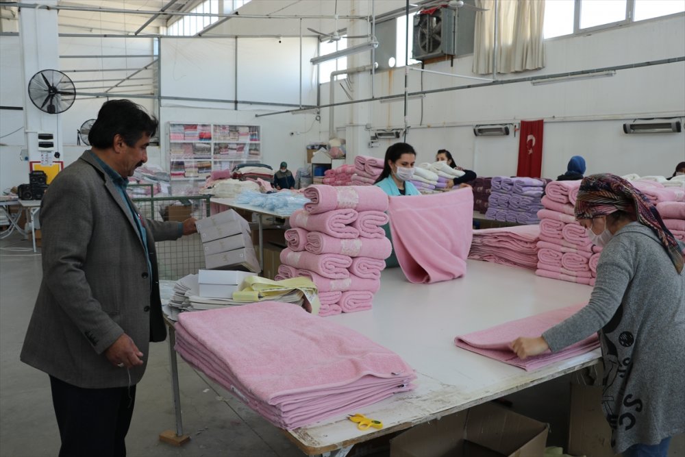 Tekstil fabrikasına kurduğu atölyede çalışanlarına marangozluğu öğretiyor