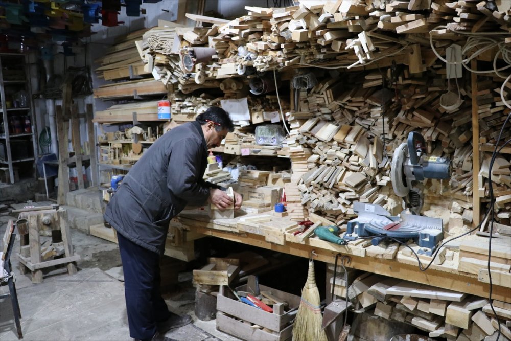 Tekstil fabrikasına kurduğu atölyede çalışanlarına marangozluğu öğretiyor
