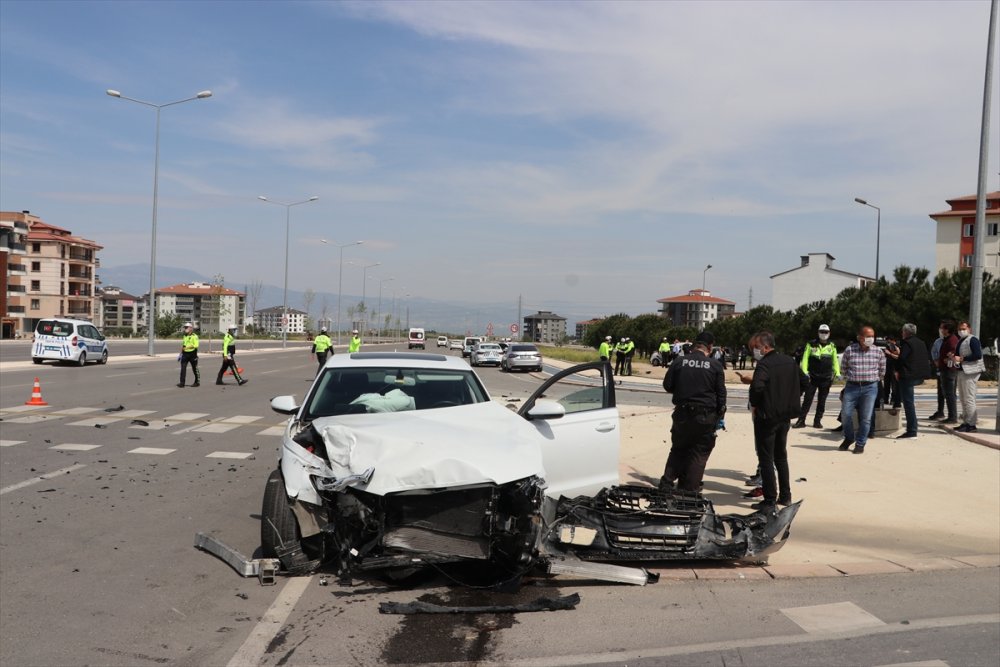 Denizli'de kaza: 2'si polis 3 kişi yaralandı