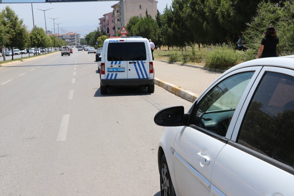 Denizli'de ehliyetsiz sürücü polis aracına çarptı