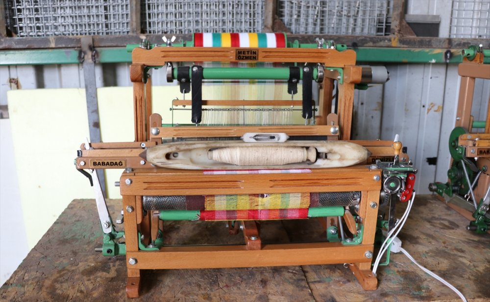 Minyatür tekstil tezgahlarıyla nostaljiyi yaşatıyor