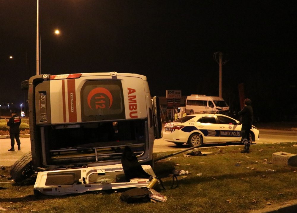 Denizli'de ambulansın kaza anı, güvenlik kamerasına yansıdı