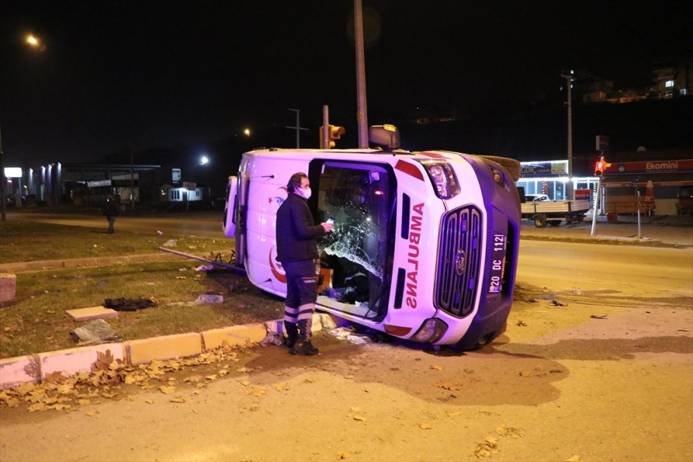 Denizli'de ambulans ile minibüs çarpıştı: 14 yaralı