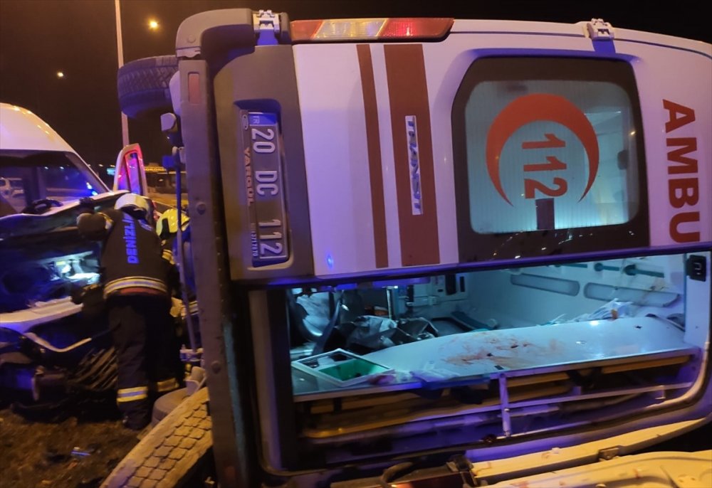 Denizli'de ambulans ile minibüs çarpıştı: 14 yaralı