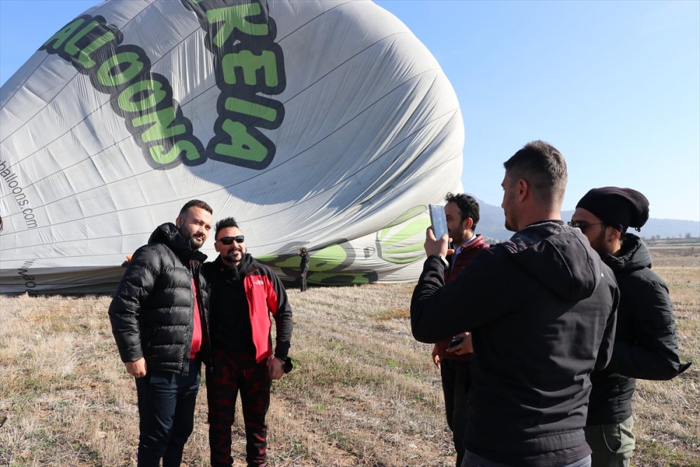 Hayko Cepkin ile paraşütçüler Pamukkale'de sıcak hava balonundan atladı