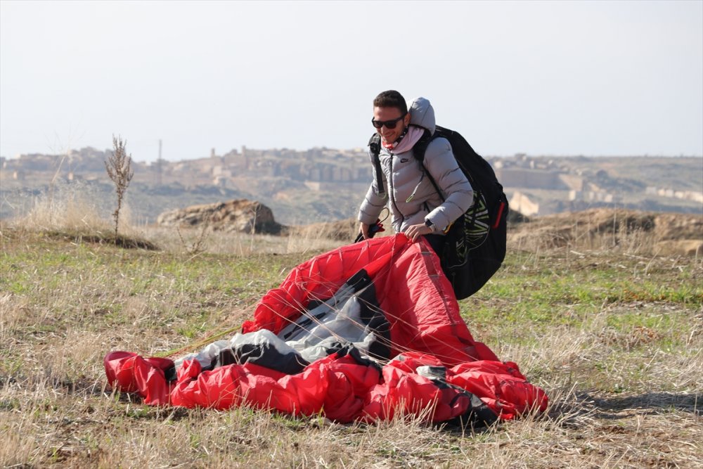 Hayko Cepkin ile paraşütçüler Pamukkale'de sıcak hava balonundan atladı