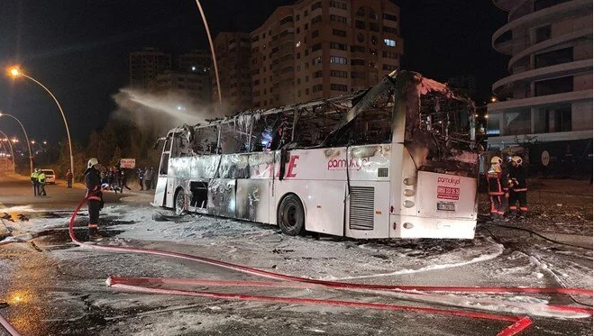 Ankara'da kontrolden çıkan Denizli firmasına ait yolcu otobüsü yanması sonucu 1 kişi öldü, 20 kişi yaralandı. 