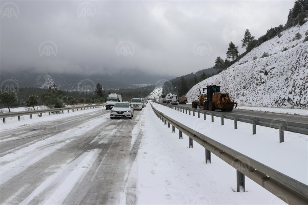 Denizli'yi Antalya ve Muğla'ya bağlayan kara yolu ulaşıma açıldı