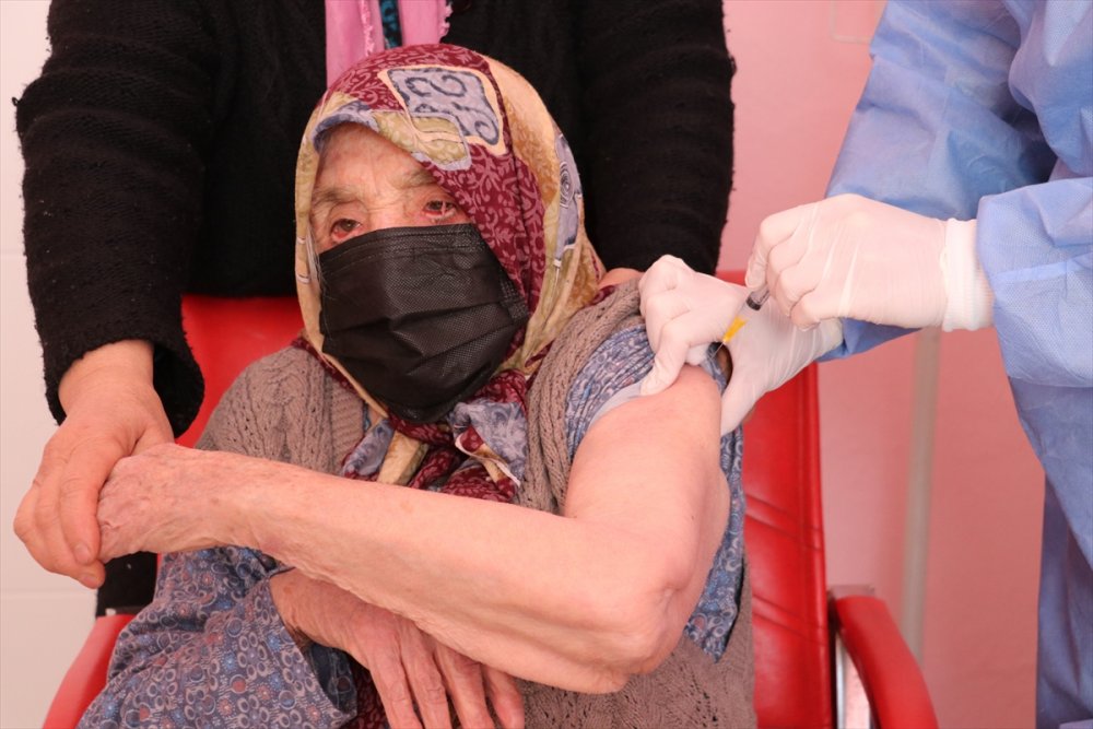 Denizli'de 103 yaşındaki kadın, Kovid-19 aşısı oldu