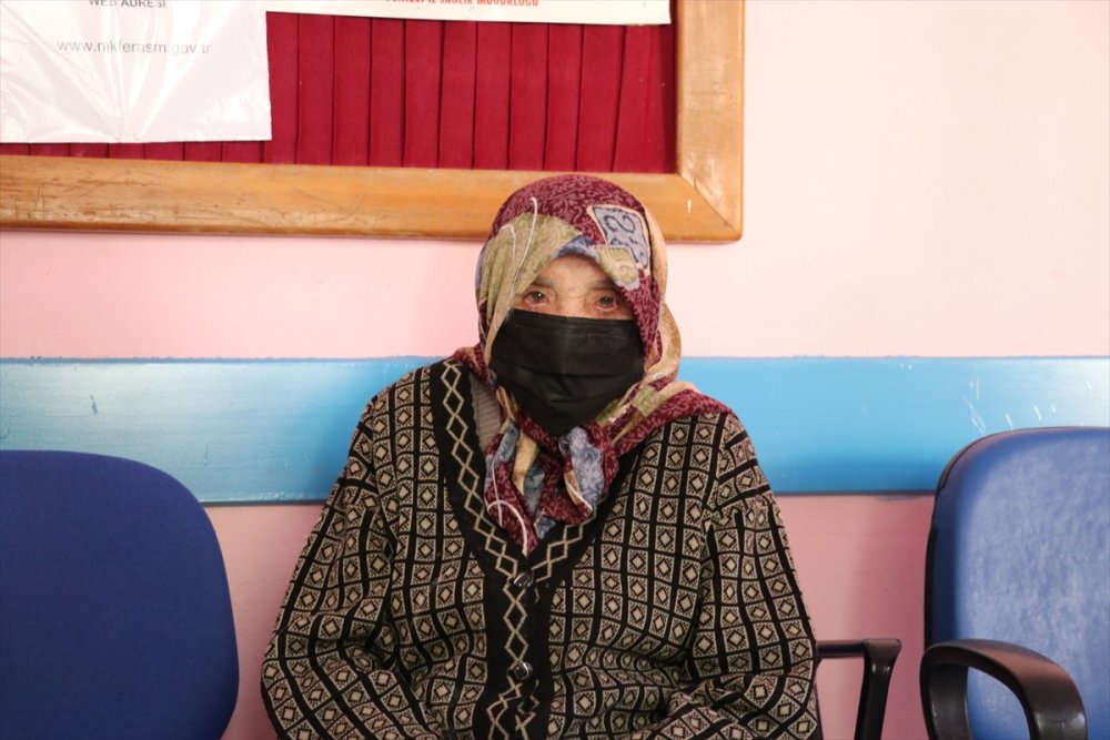 Denizli'de 103 yaşındaki kadın, Kovid-19 aşısı oldu