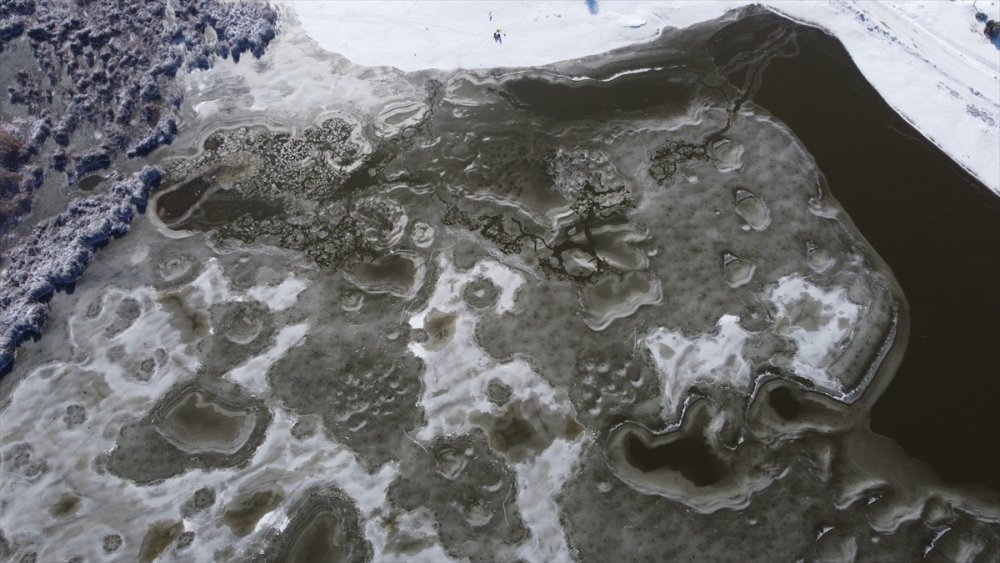 Denizli'de kar ve buzla kaplanan Yayla Gölü'nde kartpostallık görüntüler