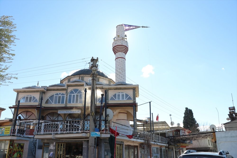Denizli'de kuvvetli rüzgar nedeniyle caminin minaresinin külahı söküldü