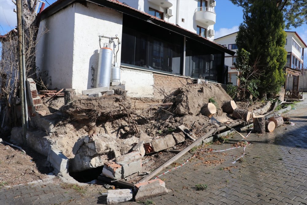 Denizli'de kuvvetli rüzgar nedeniyle caminin minaresinin külahı söküldü