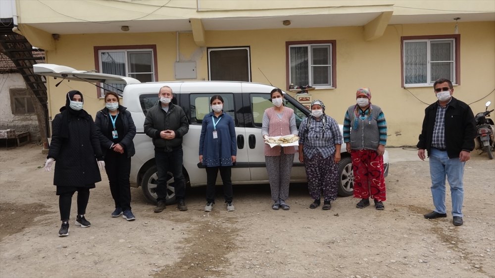Denizli'de kadınlar Kovid-19 aşısı için gelen sağlık çalışanlarına gözleme yaptı