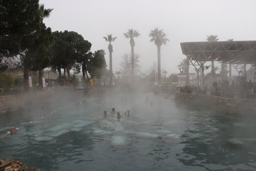 Pamukkale'de Turistler Kar Yağarken Antik Havuzun Keyfini Çıkardı