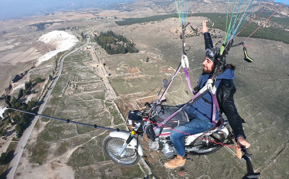 Yamaç Paraşütüne Bağladığı Motosikletle Pamukkale Semalarında Uçuş Yaptı