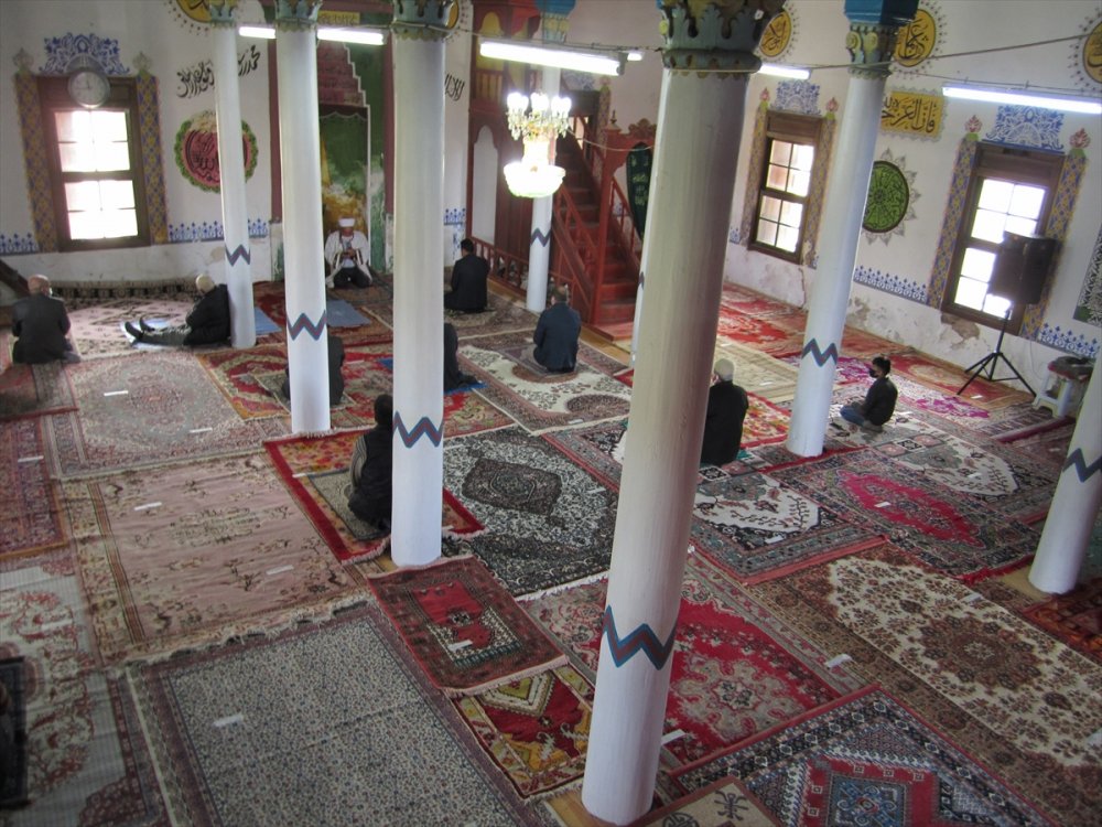 Tarihi Cevher Paşa Camisi'nde Ramazanın İlk Cuma Namazı Kılındı