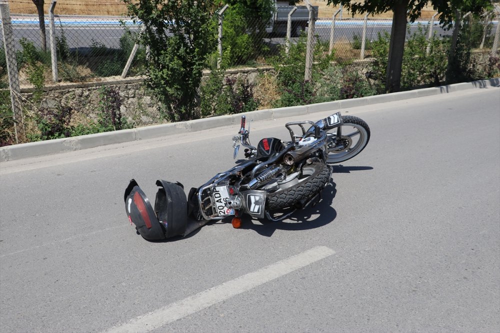 Denizli'de Otomobille Motosiklet Çarpıştı: 2 Yaralı