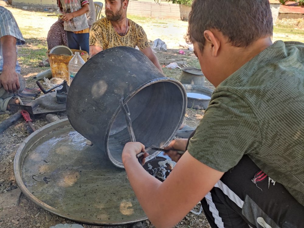 Denizli'ye bağlı Kale ilçesinde tezgah açan kalaycı Murat Örsepet, mutfak eşyalarını geleneksel yöntemlerle kalaylayarak yeni görünüme kavuşturuyor.
