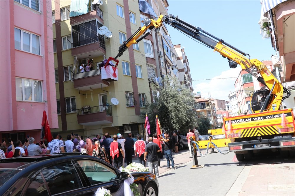 Denizli'de vinç operatörü damat, gelini evinin balkonundan vinçle aldı.
