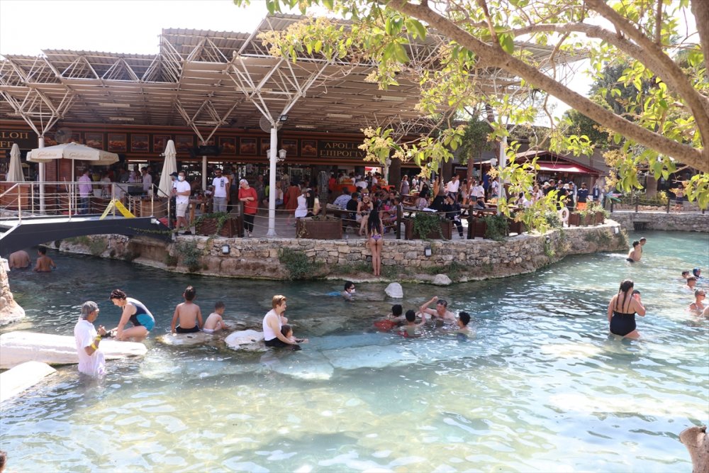 Pamukkale'de 36 Derecelik Sıcaklığa Sahip Antik Havuz Sıcak Havada da İlgi Görüyor
