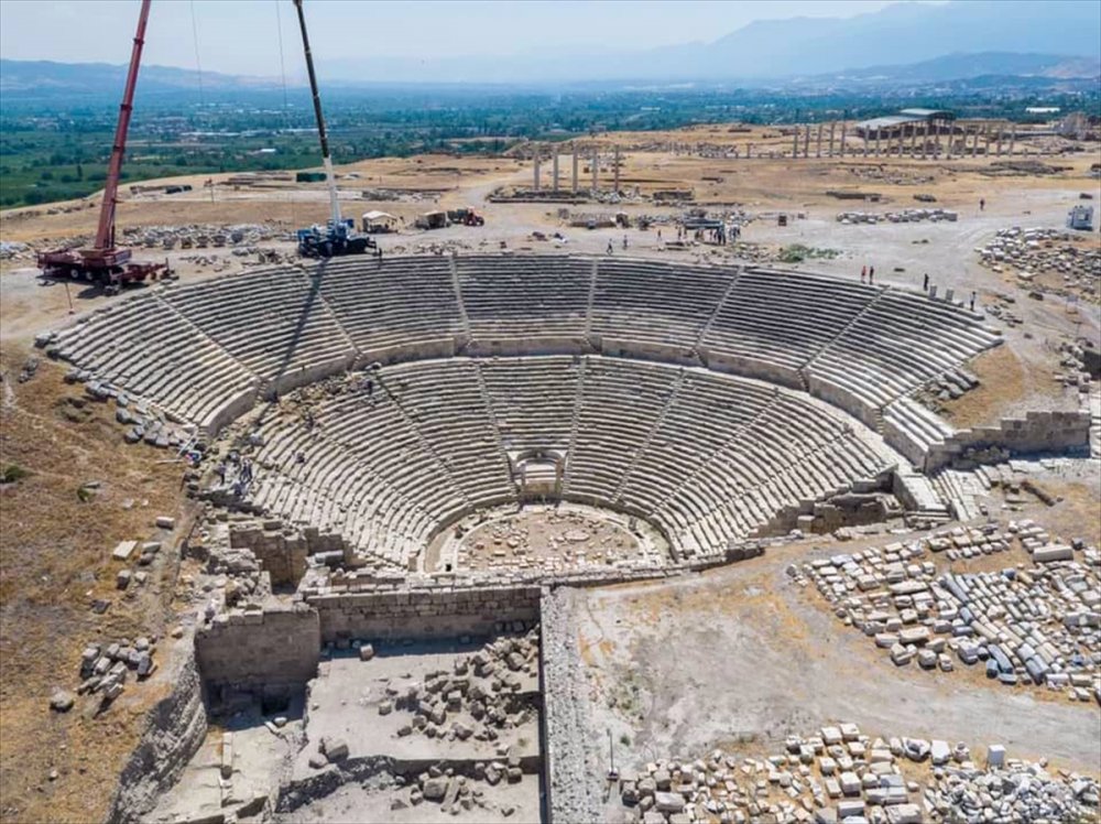 Denizli'nin Pamukkale ilçesindeki Laodikya Antik Kenti'nde bulunan 2 bin 200 yıllık antik tiyatroda 2019'da başlatılan restorasyon çalışmaları tamamlandı.