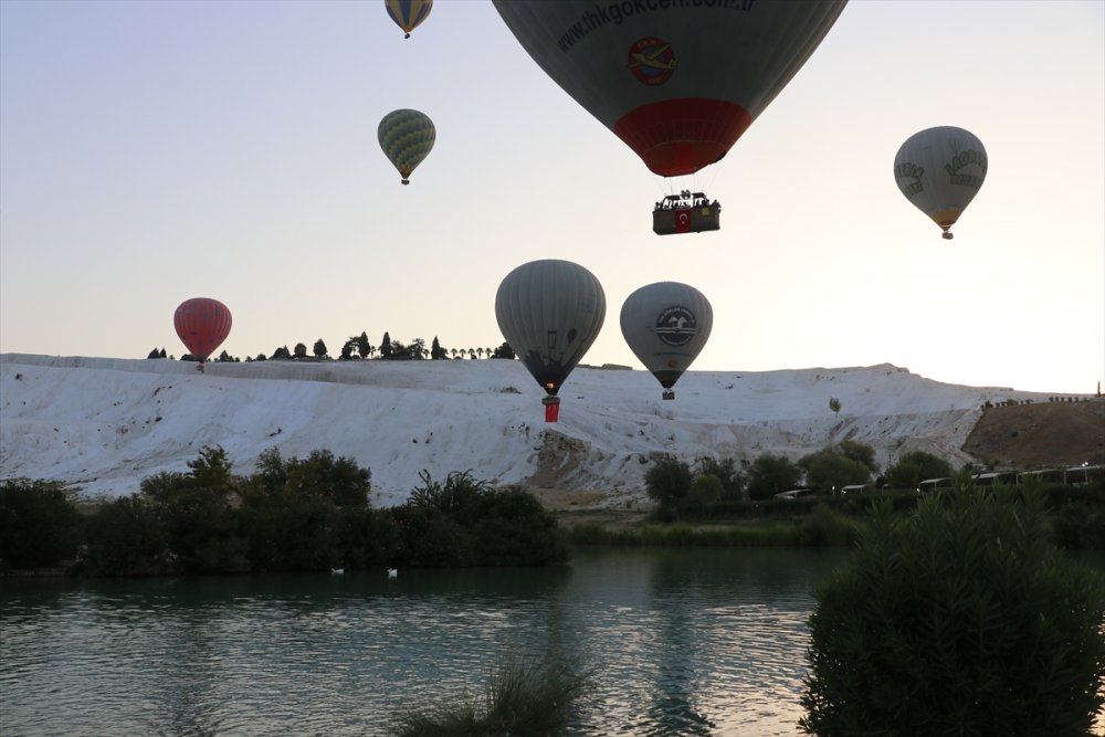 Denizli'de sıcak hava balonları 30 Ağustos Zafer Bayramı için havalandı