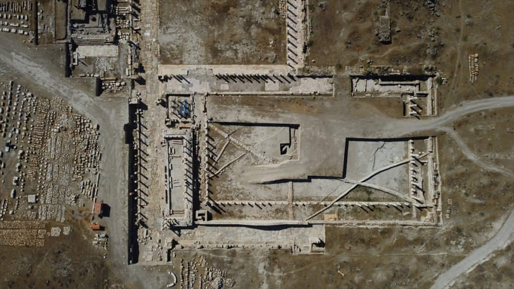 Denizli'nin Buldan ilçesindeki Tripolis Antik Kentinde yürütülen arkeolojik kazılarda, Roma Dönemi'ne ait 160 santimetre yüksekliğinde ve 70 santimetre genişliğinde 2 bin yıllık yeni bir kanalizasyon sistemi tespit edildi.