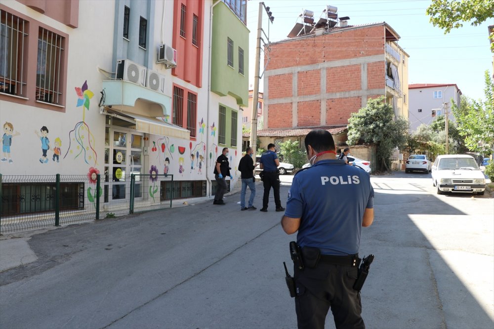 Denizli'nin Pamukkale ilçesinde özel bir anaokulu önünde çıkan silahlı kavgada 1 kişi bacağından bıçakla yaralandı.