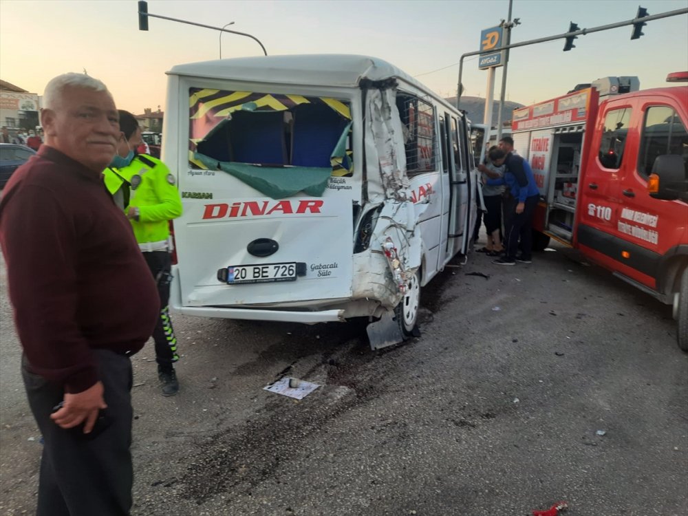 Afyonkarahisar'ın Dinar ilçesinde tır, minibüs ile otomobilin karıştığı kazada 5 kişi yaralandı.