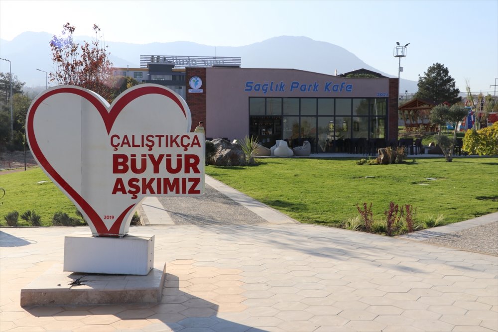 Türkiye gündemine oturan heykeller tepkiler üzerine kaldırıldı