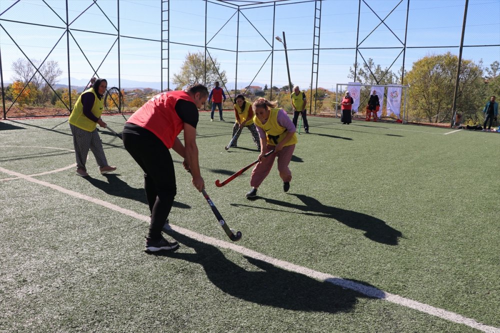 Denizli'de kırsal mahallede veteran hokey turnuvası düzenlendi